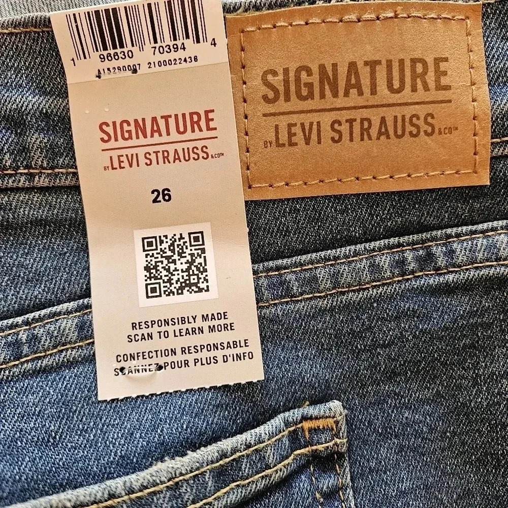 Signature by Levi Strauss  & Co. High Rise Plus Size Heritage Denim Shorts 26W. - Picture 13 of 16